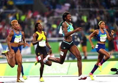 KIIRE NAGU VÄLK: Shaunae Miller-Uibo (nr 7) Rio olümpiamängude 400 meetri jooksu finaalis, kus võitis kuldmedali.