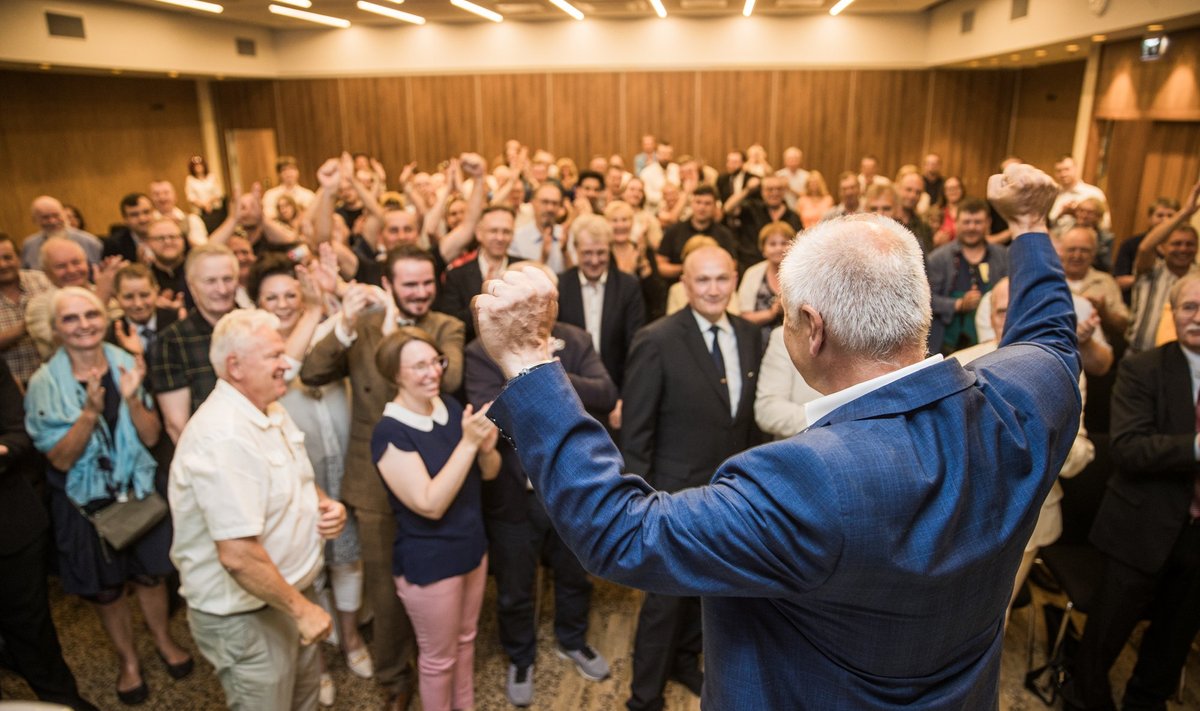 Eesti Rahvuslased ja Konservatiivid pidasid Tartus asutamiskoosolekut.