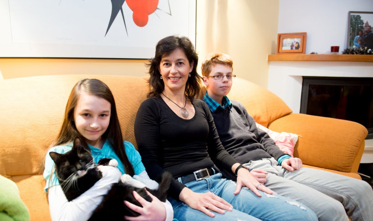 Kodus: Mariel Natalie süles istub kass Blacky (8), ema Lucia Rieti vasakul käel istub poeg Peter Alex. Mina kasvatan lapsi, kes oskavad otsustada, mida nad tahavad, ütleb Lucia.