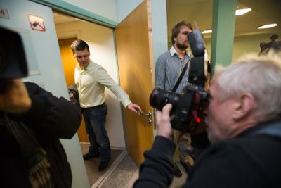 Andrus Värnik sulgeb mõnevõrra kergendatult meedia ees kohtusaali ukse