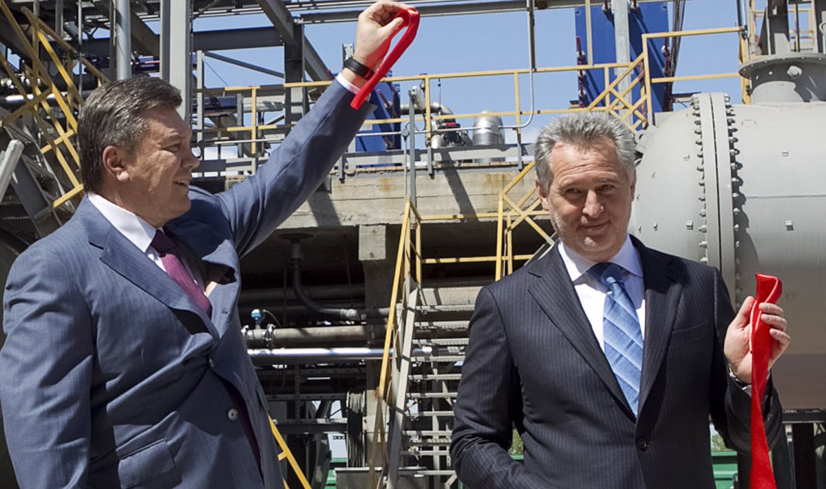 Miljardär Dmõtro Firtaš (paremal) ja Ukraina kukutatud president Viktor Janukovõtš avasid 2012. aastal Krimmis uue väävelhappetehase. 