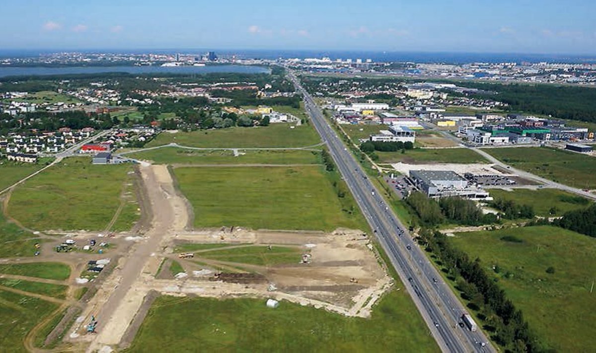 Tallinna-Tartu maanteed ääristavad äri- ja tootmishooned. Maanteest vasakul pool on jäädvustatud Peetri äripargi ehitamise algus.