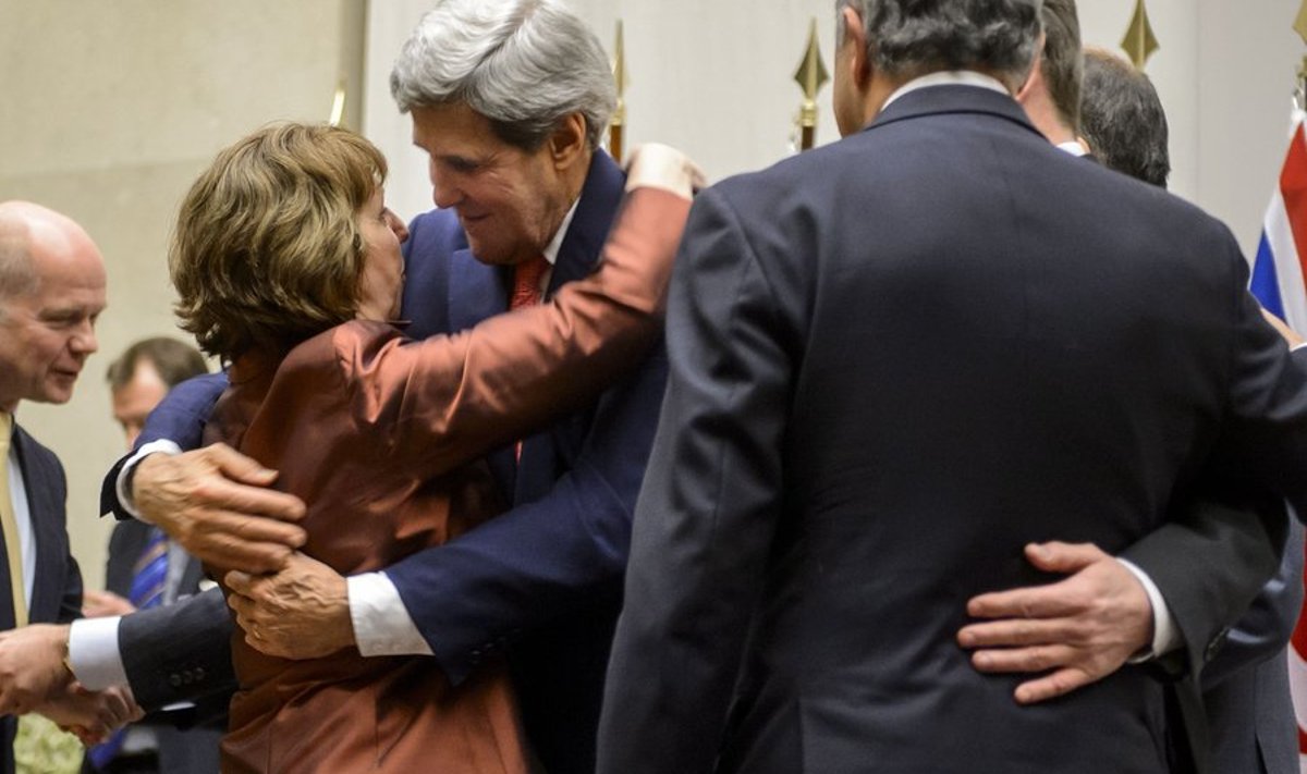 Pärast kokkuleppe saavutamist läks Genfis emotsionaalseks. Keskel on üksteise embuses EL-i välispoliitika esindaja Catherine Ashton ja USA välisminister John Kerry.