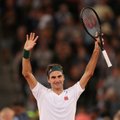 VIDEO | Vanameister Roger Federer püüab lumistes oludes tennisega sina peal püsida
