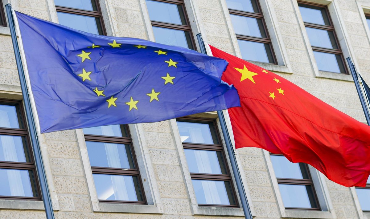Euroopa ja Hiina lipud lehvivad Berliini välisministeeriumi ees.