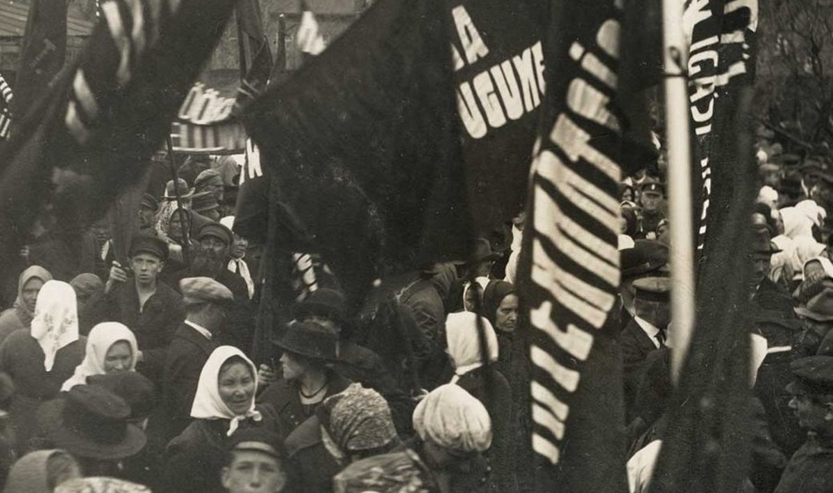 Rahulolematud: Postimehe andmetel moodustasid ka 1921. aasta kommunistide korraldatud maidemonstratsiooni osavõtjate enamiku naised ja lapsed. Pildil meeleavaldajad 1923. aasta 1. mail Tartus. (Eesti Ajaloomuuseum)