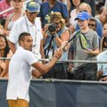 FOTO | Vastuoluline Austraalia tennisist kinkis noorele fännile puruks pekstud reketi ja kutsus kohtunikku "käte ja jalgadega kartuliks"