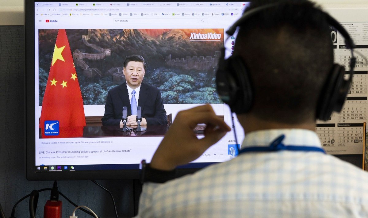 Ajakirjanik kuulab ÜRO peakorteris Xi Jinpingi kõnet.