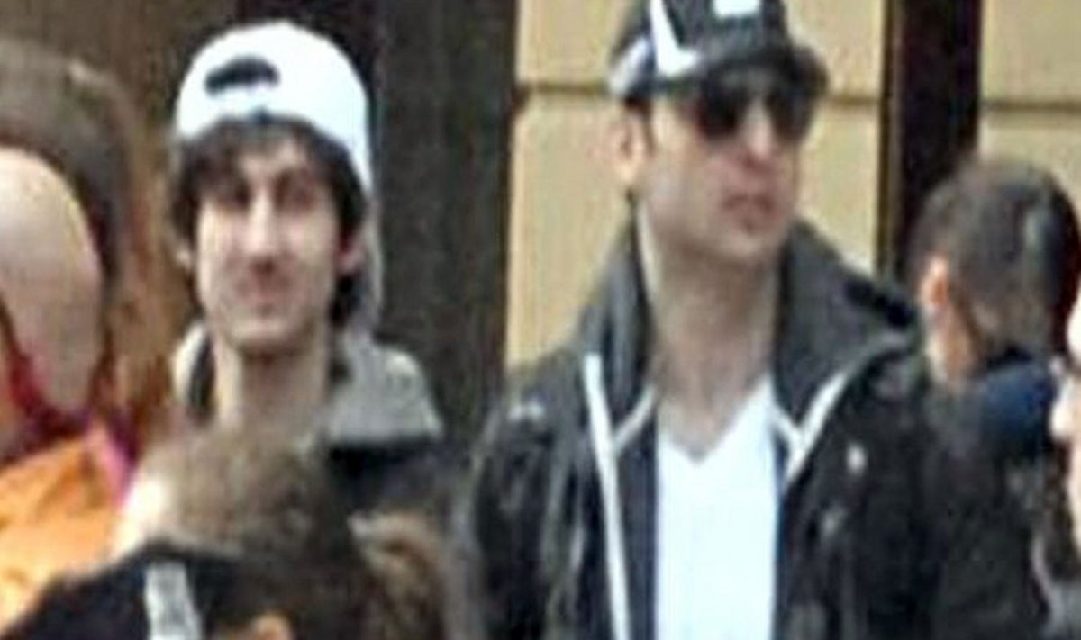FBI avalikustatud videost võetud pildil on nokkmütsides Tamerlan Tsarnajev (paremal) ja Džohhar Tsarnajev Bostonis mõni hetk enne plahvatusi. 
