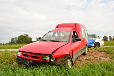 Viljandimaal sõitis 24. juuni õhtul kraavi sõiduauto, mille juht põgenes sündmuskohalt.