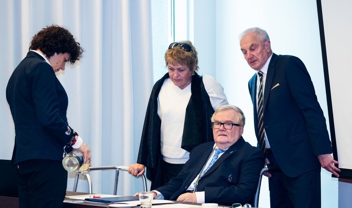 Edgar Savisaar (istub) oli kolmapäeval viimast päeva uisuliidu president. 77-aastane peasekretär Gunnar Kuura (seisab) jätkab ka pärast võimuvahetust.