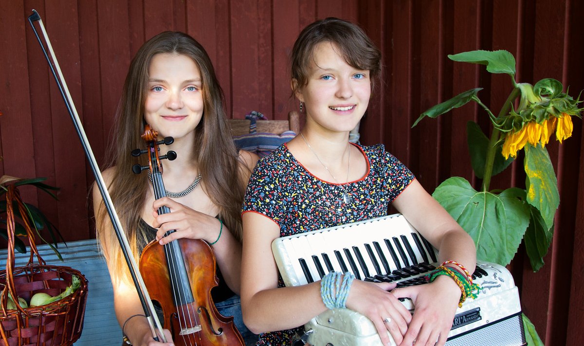 Muusikasõpradest õed Aneta ja Natali saavad iga kuu vanaemalt 10 eurot taskuraha. Lisa teenivad nad aeg-ajalt naabri lapsi hoides.