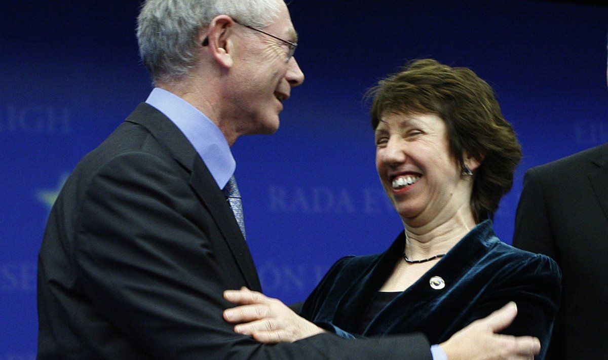 Uuel aastal viieks aastaks ELi välisministri ametisse asuv paruness Catherine Ashton (paremal) koos liidu presidendi Herman Van Rompuyga.