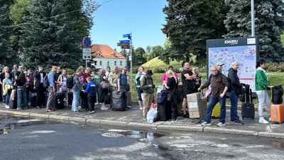 „Несуны“ продолжают перевозить какие-то вещи в тележках и коробках, не обращая внимания на очереди.