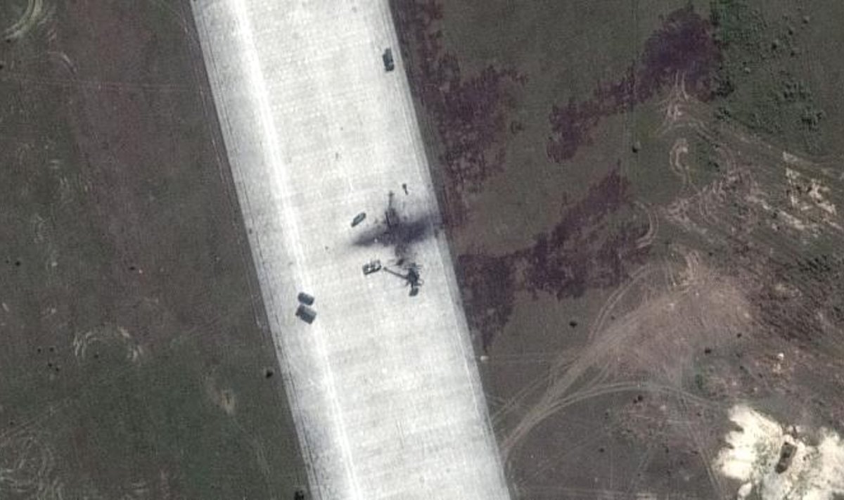 Satelliidipiltidel on näha, et midagi suurt on Valgevene lennuväljal maha põlenud.