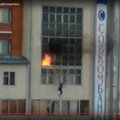VIDEO: Venemaal püüti reklaamplakatiga kinni 7. korruse põlevalt rõdult alla hüpanud poiss