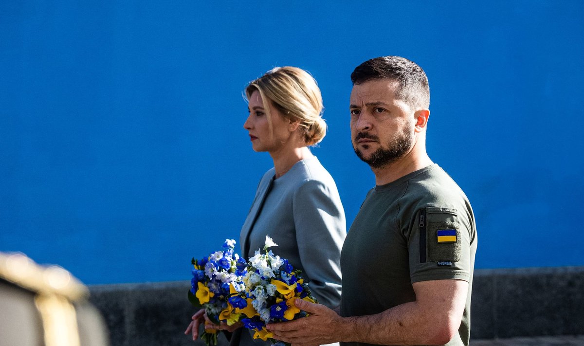 Ukraina president Volodõmõr Zelenskõi eile koos abikaasaga sõjas hukkunud sõdurite mälestamise tseremoonial. Kodumaad Vene rünnakute eest kaitstes on Kiievi teatel elu kaotanud juba üle 9000 kangelassõduri.