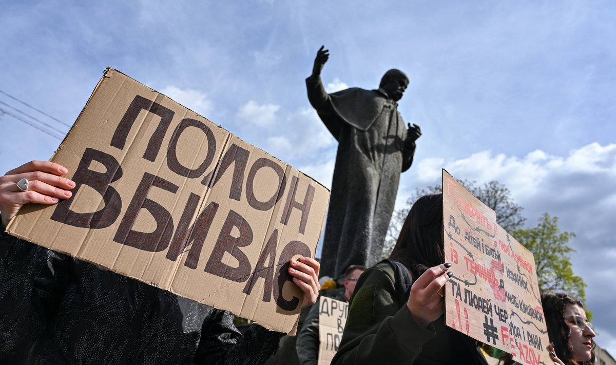Демонстранты держат плакаты на площади у памятника Тарасу Шевченко во время митинга в рамках акции „Не молчи! Плен убивает!“ Акция призвана напомнить об украинских военнослужащих, содержащихся в российском плену, и пропавших без вести, 6 апреля 2024 года.
