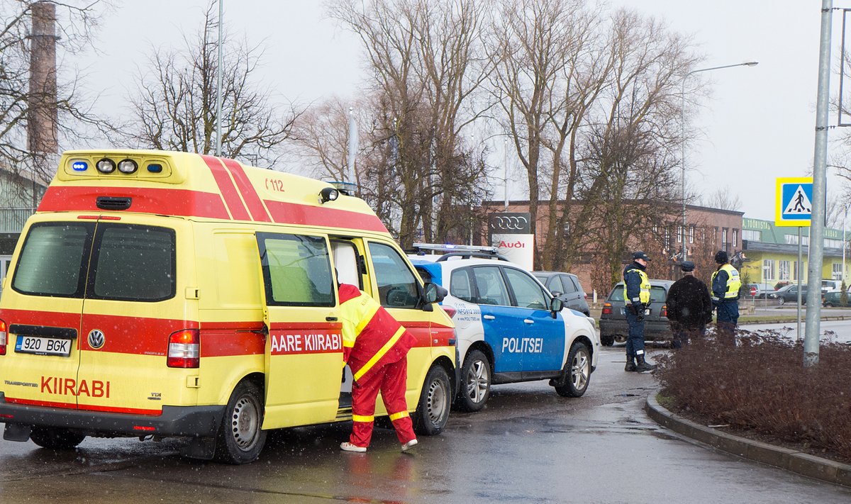 Täna peale kella ühte toimus Kuressaares Tallinna tänaval avarii. Sõiduauto Volkswagen Golfi juht sõitis otsa ülekäigurajal sõiduteed ületanud jalgratturile
