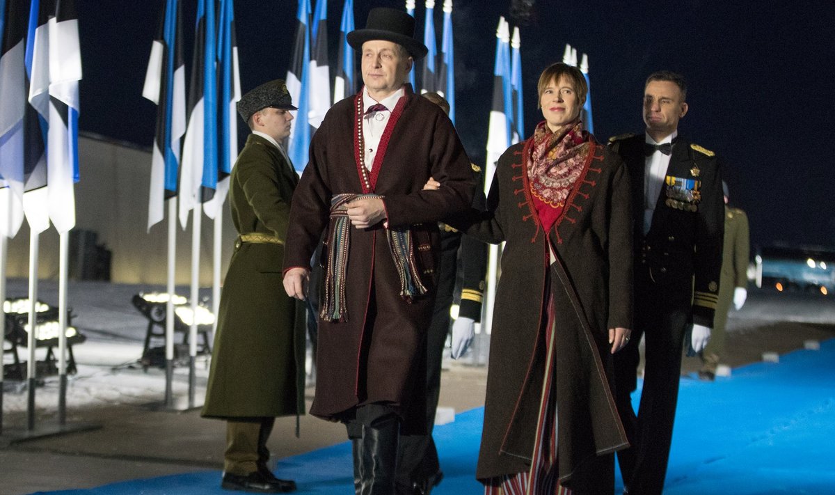 President Kersti Kaljulaid abikaasaga saabumas vabariigi aastapäeva vastuvõtule