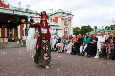 Представительница Украины с номером «Кукла-мотанка»