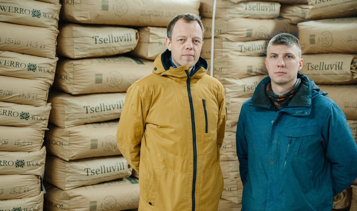 Ivar Heinola (vasakul) omal ajal alustas Antslas tselluvilla tootmisega, Kaimar Kulbin jätkab nüüd selle tehnoloogia täiustamist, sest head ajalehepaberit napib ja vaja oleks leida moodus ka teistsuguste toormaterjalide kasutuselevõtuks.