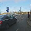 VIDEO: Liiklushuligaan ignoreerib peatusest lahkuvat bussi ja ülekäiguraja otsas seisvaid jalakäijaid
