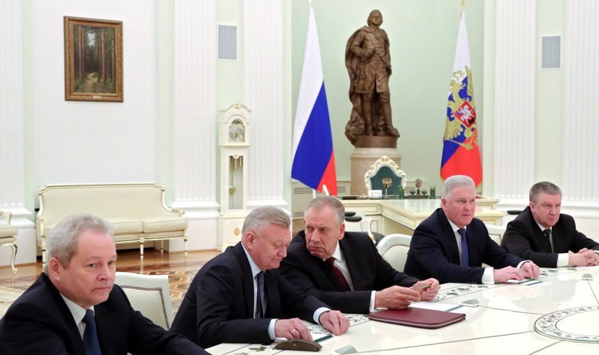 Уволившиеся со своих постов губернаторы Пермской, Рязанской, Новгородской областей, а также главы Республик Бурятия и Карелии на встрече с Владимиром Путиным.