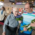 FOTOD: 98aastane Roman Toi juhatas lennujaamas tervituslauljaid ühes Hirvo Survaga