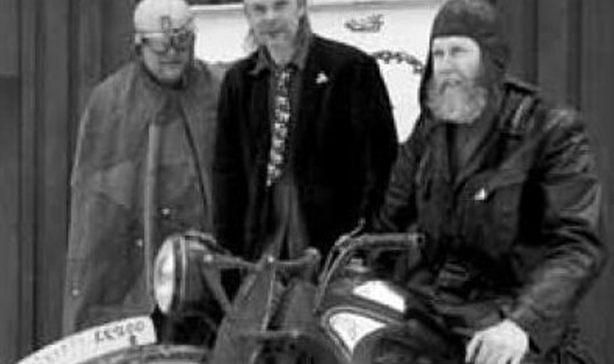 Galeriis Ultra avatakse 12. mail näitus Zündappi mootorratastest. Pildil näituse korraldajad Ilmar Tiitsmaa (vasakult), Margus Tiitsmaa ja Priit Kasikov. Foto: Erakogu