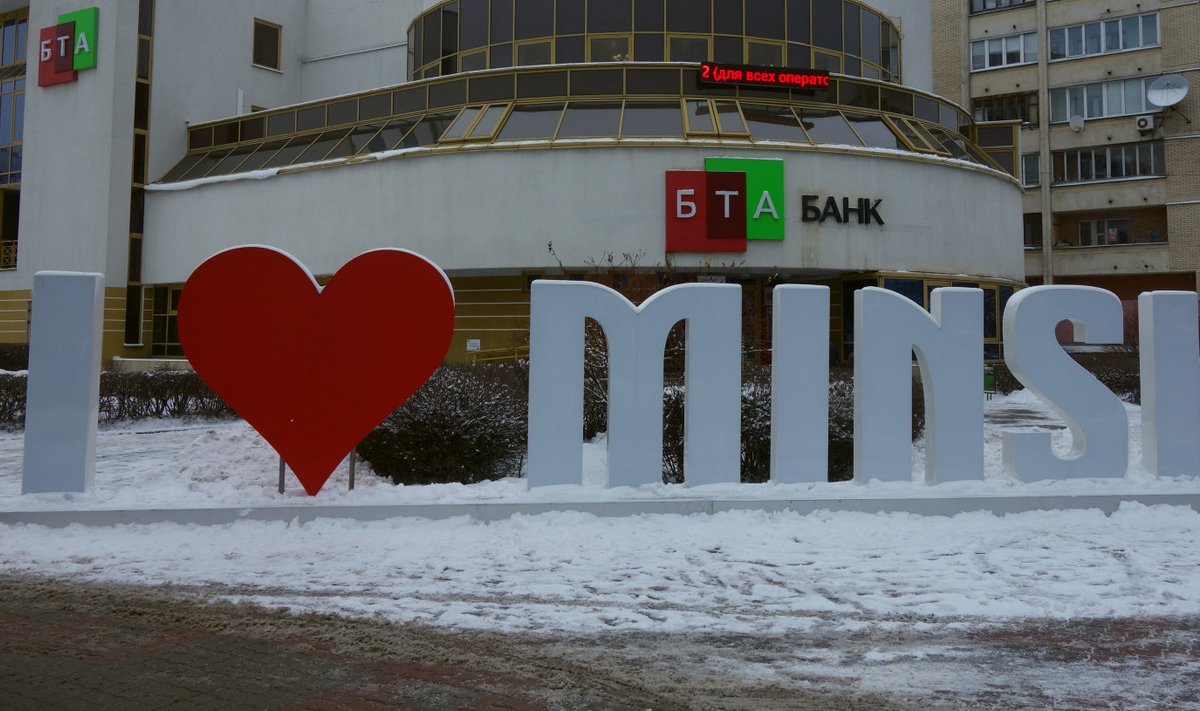 Minskis näeb nii skulptuure kui plakateid, mis väljendavad palavat armastust suurlinna vastu