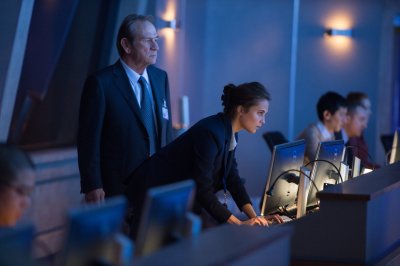 CIA juht Robert Dewey (Tommy Lee Jones) ja agent Heather Lee (Alicia Vikander) püüavad tabada üliagent Bourne'i