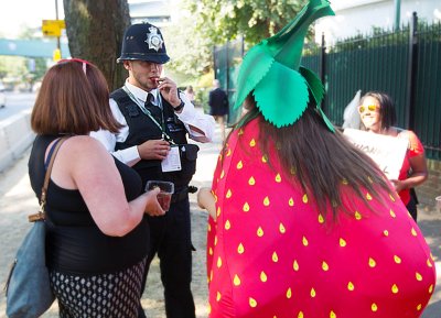 "Õiget" maasikat sai proovida ka protestimiitingut kaema tulnud politseinik.