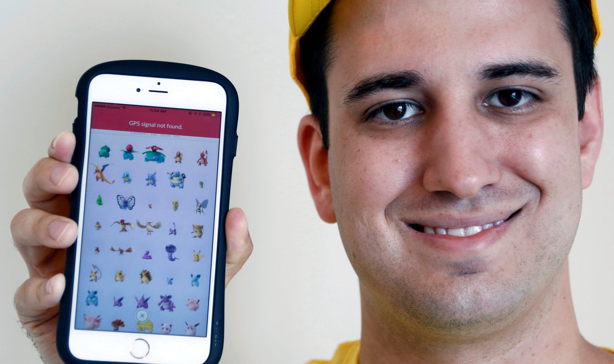  Ameeriklane Nick Johnson, kes sai kätte kõik 145 Pokémoni, demonstreerib oma telefoni karakteritega, kelle ta Tokyos kinni püüdis. 