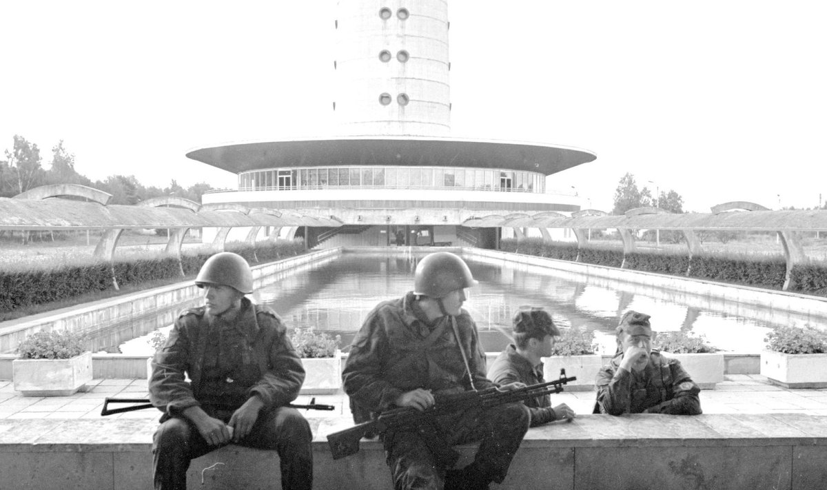Pihkva sõjaväelased augustis 1991, teletorni jalamil