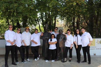 Интернациональная команда: сокурсники Лизы у памятника Полю Бокюзу