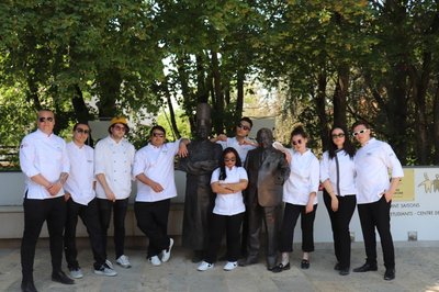 Интернациональная команда: сокурсники Лизы у памятника Полю Бокюзу