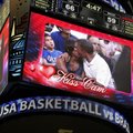 FOTOD: Obamad suudlesid korvpallimängul kõikide ees