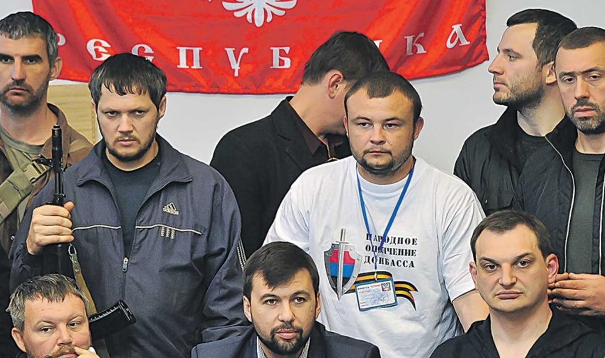Lubage tutvustada – nn Donetski rahvavabariigi võimurite liider Denis Pušilin (keskel) teatas pühapäevase separatistide referendumi toimumisest Putini käsust hoolimata.