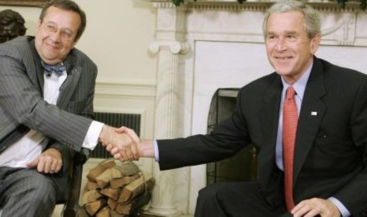 President Toomas Hendrik Ilves ja USA president George W. Bush Valge Maja Ovaalsaalis kohtumas