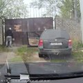 VIDEO | Nagu märulifilmis: lubadeta nooruk põgenes Narvas politsei eest, kuid kihutas tupikusse