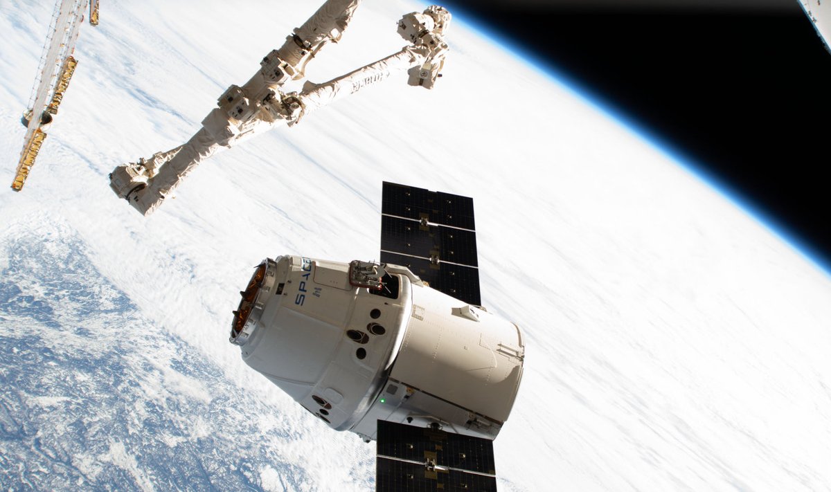 SpaceX Dragon Cargo ISS-i külge kinnitumas