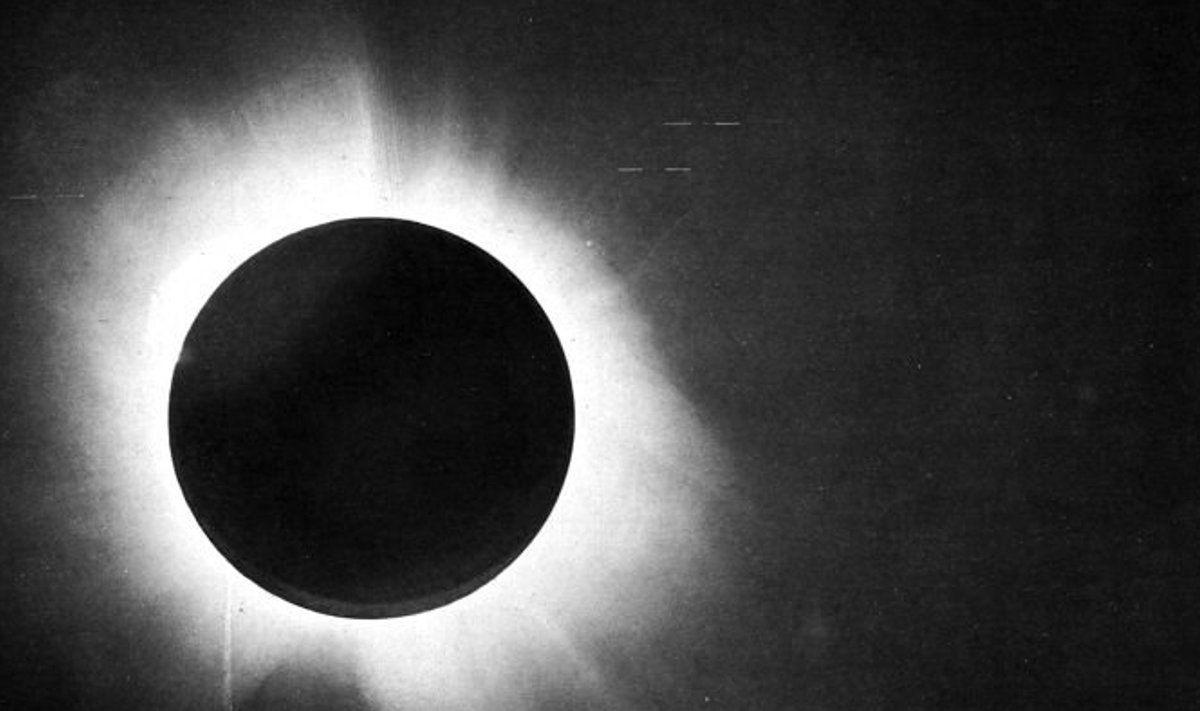 1919. aasta 29. mai päikesevarjutuse ajal pildistas briti astronoom Arthus Eddington ühte Päikese lähedal asuvat tähte. Foto alusel tõestati, et Päikese gravitatsioon painutab tähelt lähtuvat valgust. (Foto: Wikimedia Commons / F. W. Dyson, A. S. Eddingto