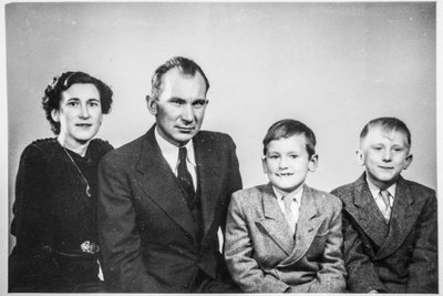 Perepilt Rootsis 1950ndate algul – Linda, Oskar, Mati ja Enn Meri.