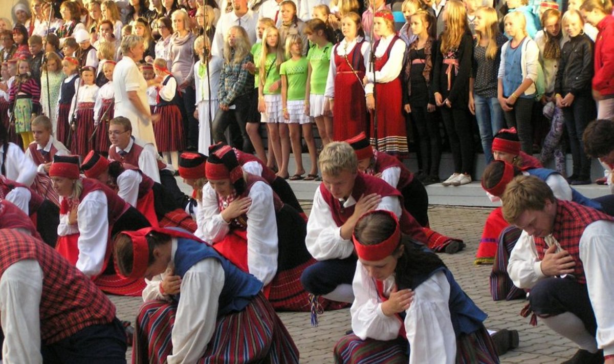 Märjamaa Folgi lõppkontserdi finaal: laval on ühendkoor, lõppenud on noorte selle suve armastatumaid tantse “Põhjamaa”