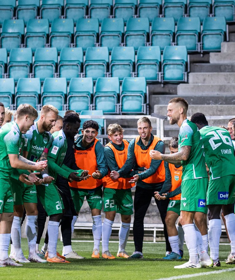 Levadia mängijad tähistamas 1:0 tabamust, mis aitas meeskonna Premium liiga tippu.