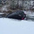 ВИДЕО и КАРТА: В Вильяндимаа водитель на внедорожнике BMW провалился под лед