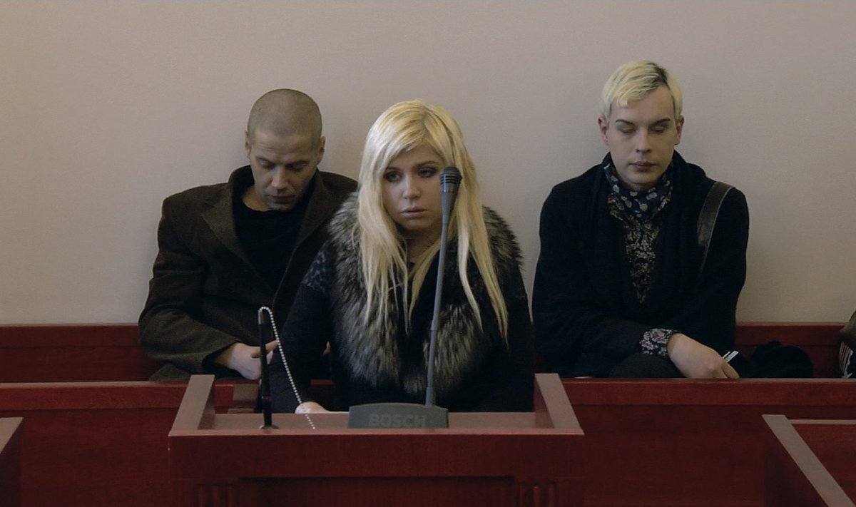 „ARMAS­TUS...”: Veronika (keskel), tema kallim Fred (vasakul) ja Veronika sõber kohtusaalis naise üle peetaval kohtuistungil.