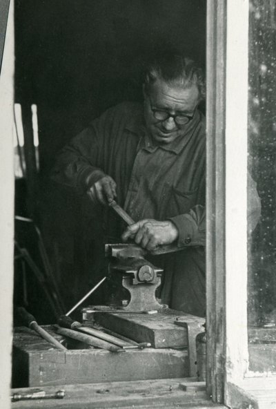 Peetri vanaisa Friedrich Johanson meisterdab töötoas midagi. Pildi on teinud ema vend Jüri 1970. aastal.