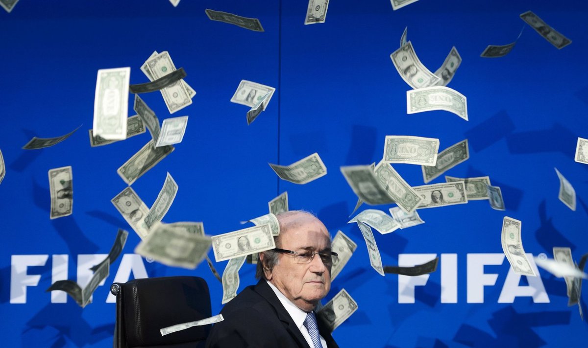 Sepp Blatter skandaalsel pressikonverentsil 2015. aasta 20. juulil, kus üks saalisviibija teda rahapakiga loopis.